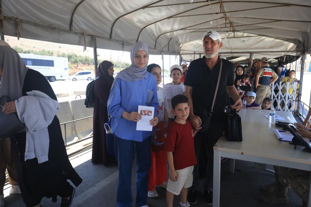 Hatay’da bulunan Cilvegözü Sınır Kapısı’nda okulların sona ermesiyle yoğunluk yaşanmaya