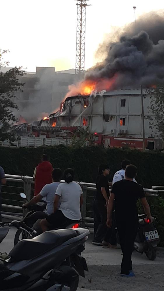 Hatay’ın Antakya ilçesinde işçilerin barındığı prefabrik yatakhanede çıkan yangın kısa