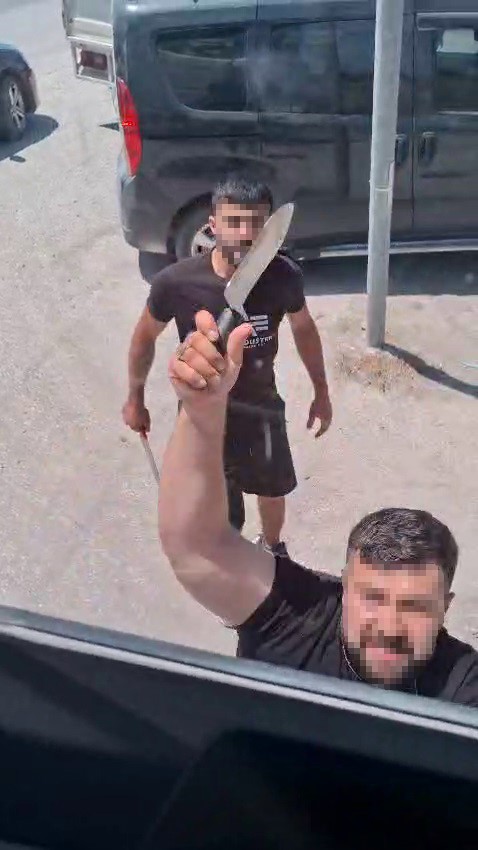 Hatay’ın Arsuz ilçesinde trafikte yaşanan yol verme tartışması, kısa sürede