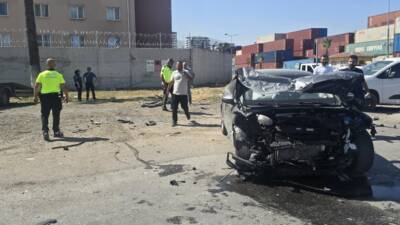 Hatay’ın İskenderun ilçesinde meydana gelen trafik kazasında iki otomobilin çarpışması