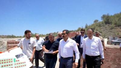 Hatay’ın Arsuz ilçesinde depremzedeler için yapımı süren kırsal afet konutları