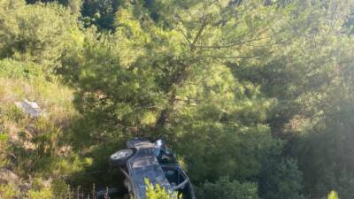 Hatay’ın Antakya ilçesinde meydana gelen trafik kazasında, bir otomobilin uçuruma