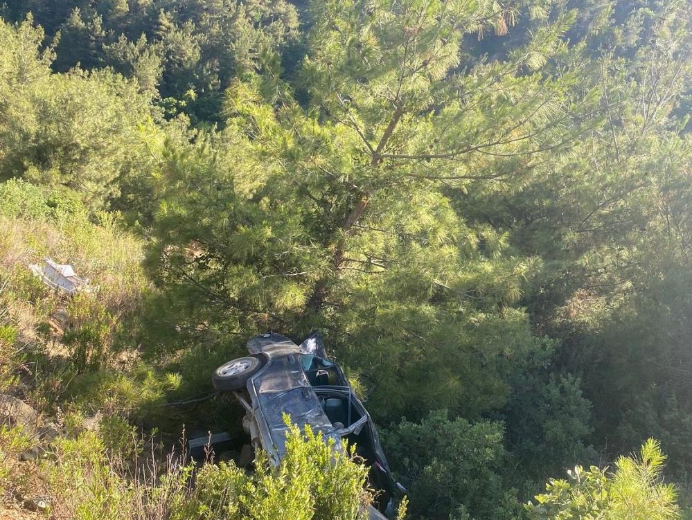 Hatay’ın Antakya ilçesinde meydana gelen trafik kazasında, bir otomobilin uçuruma