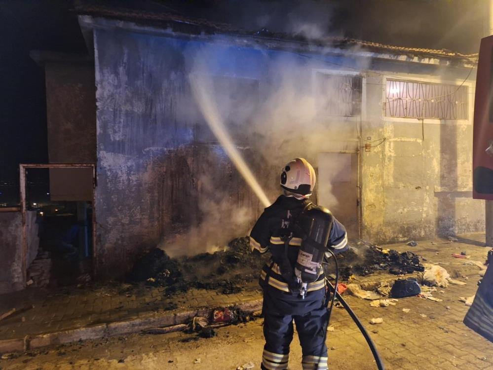Kırıkhan’ın 408 Evler Mahallesi’nde çıkan yangında tek katlı müstakil ev