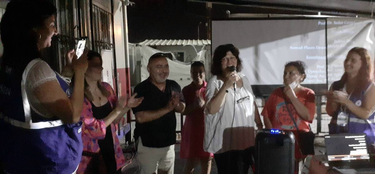 Hatay’ın Defne ilçesine bağlı Meydancık Köyü’nde düzenlenen belgesel gösterimi, geleneksel