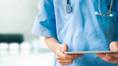 Aile hekimliği sisteminde yeni uygulanmaya başlanan maaş kesintisi düzenlemesi, sağlık