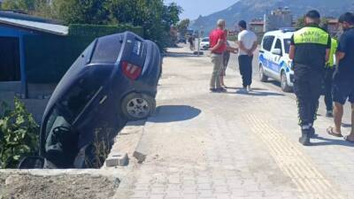 Hatay’ın Samandağ ilçesinde meydana gelen trafik kazasında bir otomobil menfeze