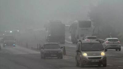 Hatay’ın Belen ilçesi, sabah saatlerinde etkili olan yoğun sis nedeniyle