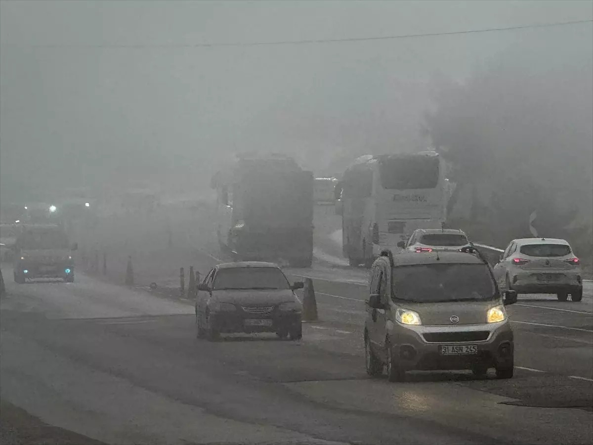 Hatay’ın Belen ilçesi, sabah saatlerinde etkili olan yoğun sis nedeniyle