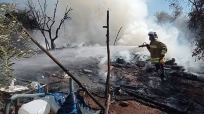 Hatay’ın Hassa ilçesinde bir evin bahçesinde bulunan çadırda yangın çıktı.