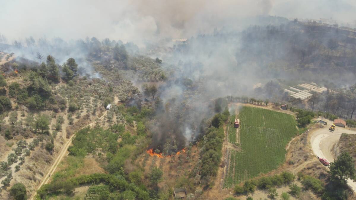 Hatay’ın Antakya ilçesine bağlı Karaali Mahallesi’nde çıkan orman yangını, dron