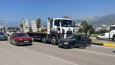 İskenderun’da çekicinin otomobile çarparak sürüklediği kaza güvenlik kamerasında görüntülendi. Hatay’ın