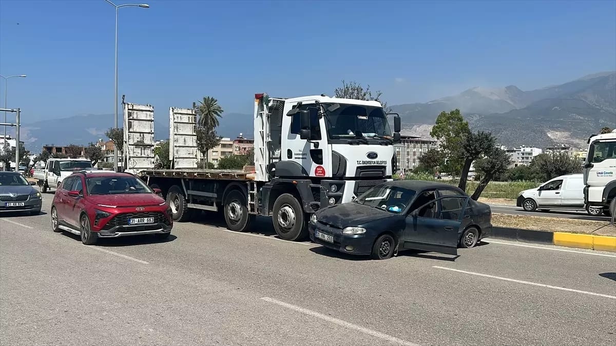İskenderun’da çekicinin otomobile çarparak sürüklediği kaza güvenlik kamerasında görüntülendi. Hatay’ın