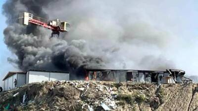 Hatay’ın Defne ilçesinde bir şantiye alanında çıkan yangında işçilerin konakladığı