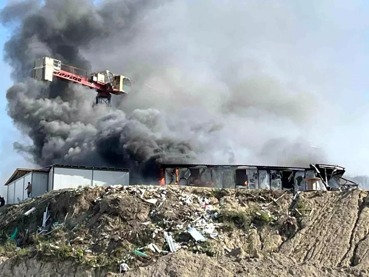 Hatay’ın Defne ilçesinde bir şantiye alanında çıkan yangında işçilerin konakladığı
