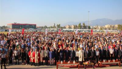 Üniversitenin yerleşkesinde gerçekleştirilen törende konuşan Hatay Valisi Mustafa Masatlı, üniversitelerin sadece bilgi