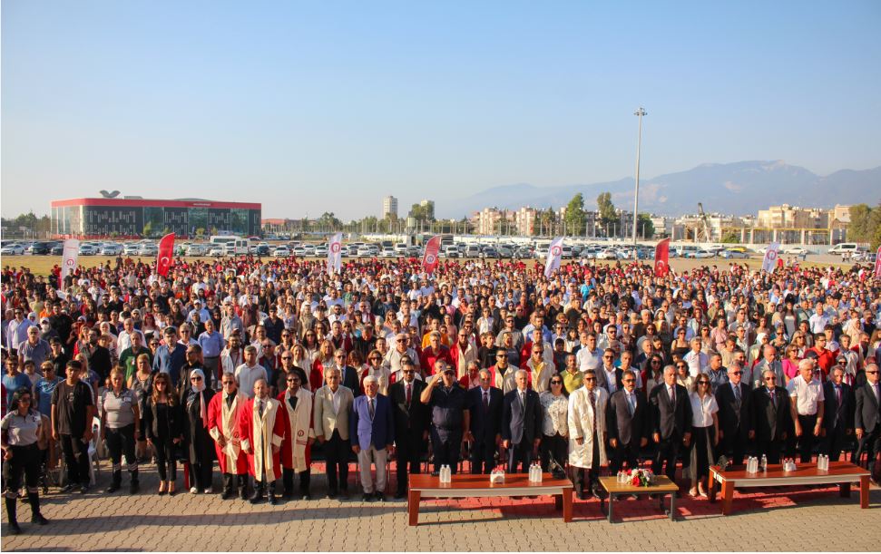 Üniversitenin yerleşkesinde gerçekleştirilen törende konuşan Hatay Valisi Mustafa Masatlı, üniversitelerin sadece bilgi