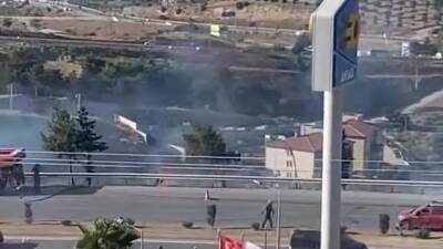 Hatay’ın Belen ilçesinde, buğday hasadının ardından anızların tutuşması sonucu yangın