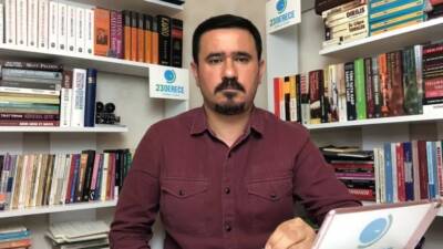 Bağımsız haberciliğiyle tanınan gazeteci Gökhan Özbek, geçirdiği beyin kanaması sonucu