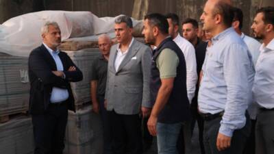 Hatay Büyükşehir Belediye Başkanı Mehmet Öntürk, Payas ilçesinde hem esnafla