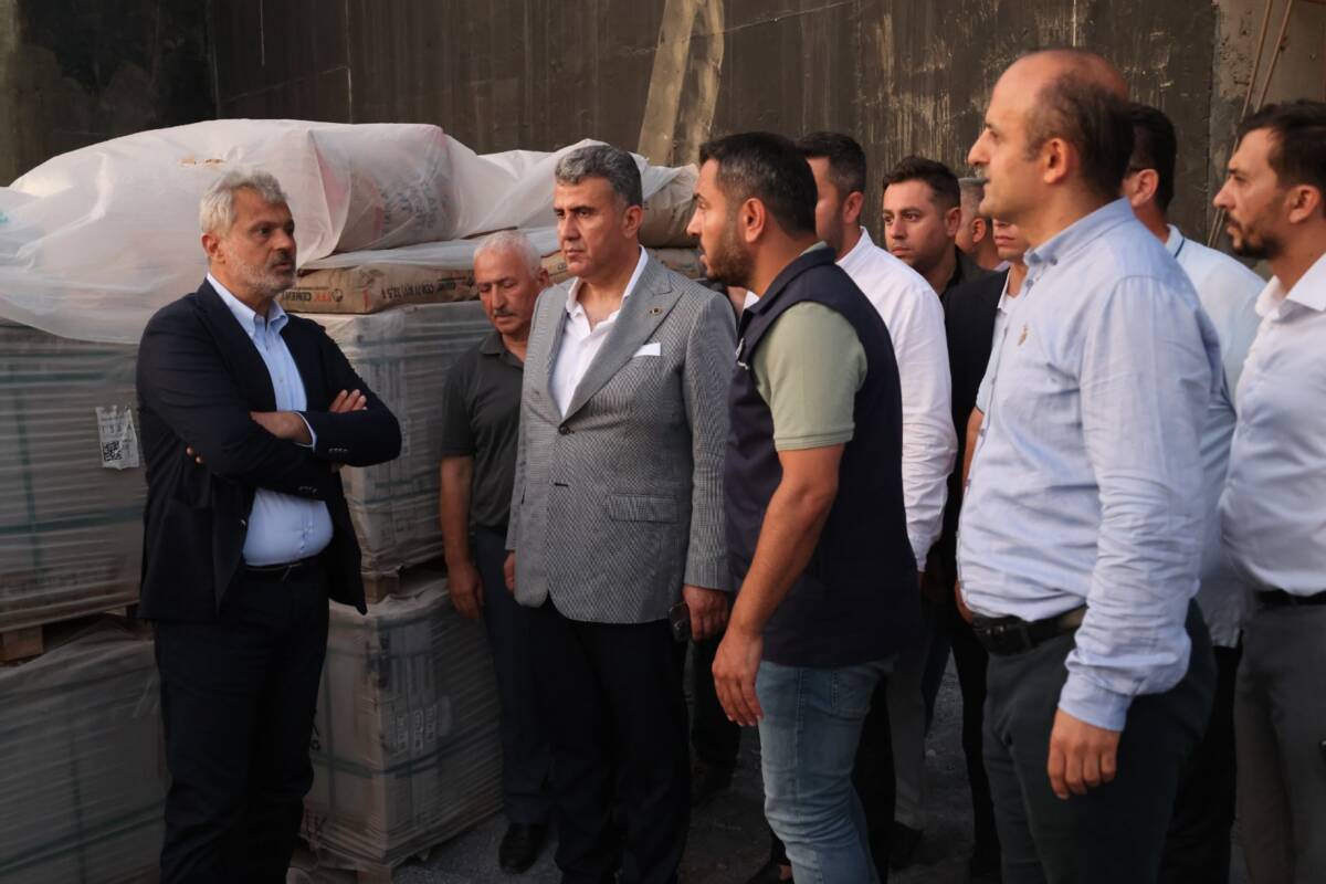 Hatay Büyükşehir Belediye Başkanı Mehmet Öntürk, Payas ilçesinde hem esnafla