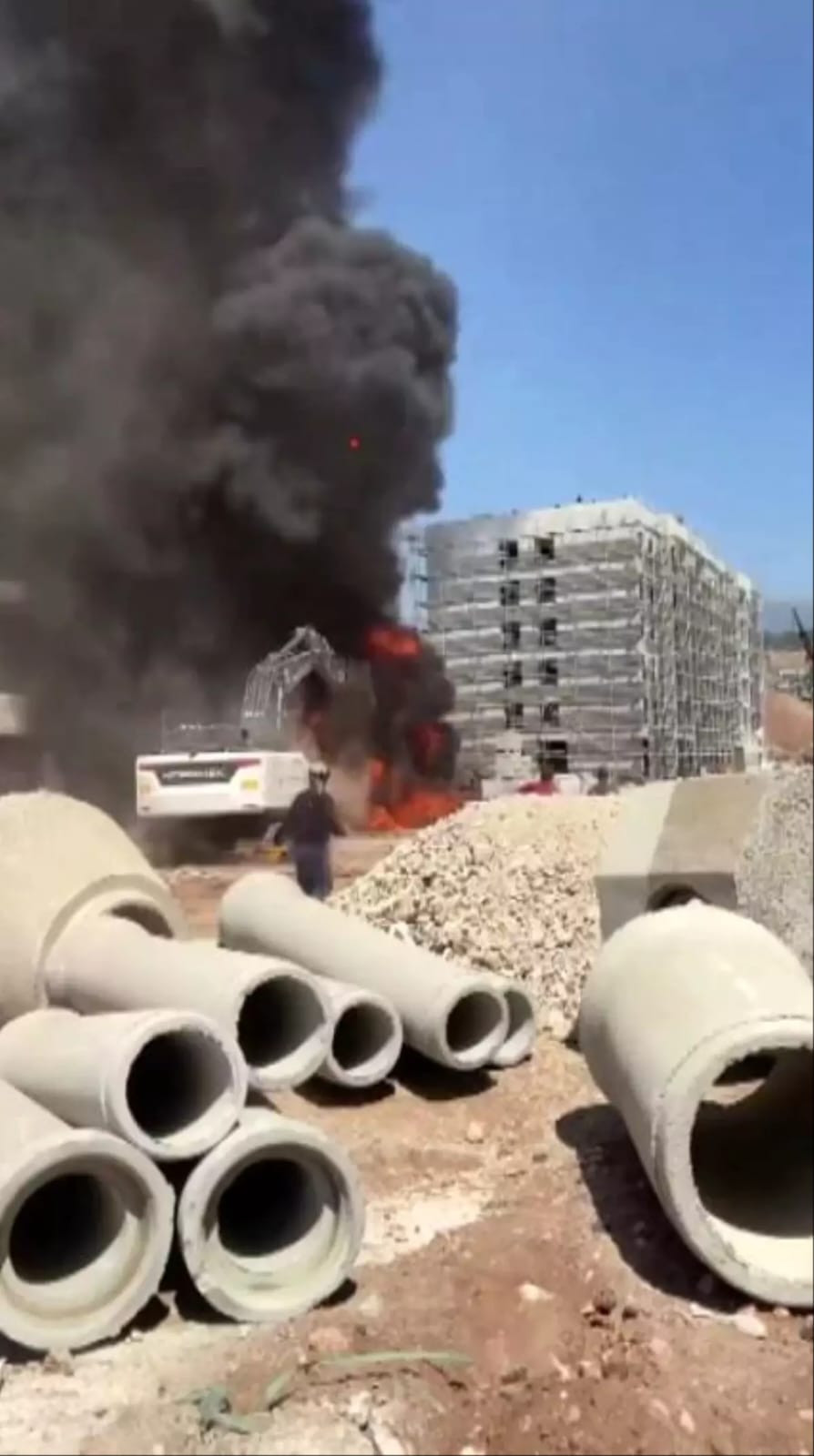 Hatay’ın Kırıkhan ilçesi Alsancak Mahallesi’nde bulunan bir inşaat şantiyesinde yangın