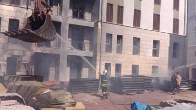 Hatay’ın Kırıkhan ilçesinde bir şantiyede çıkan yangın, itfaiye ekiplerinin hızlı