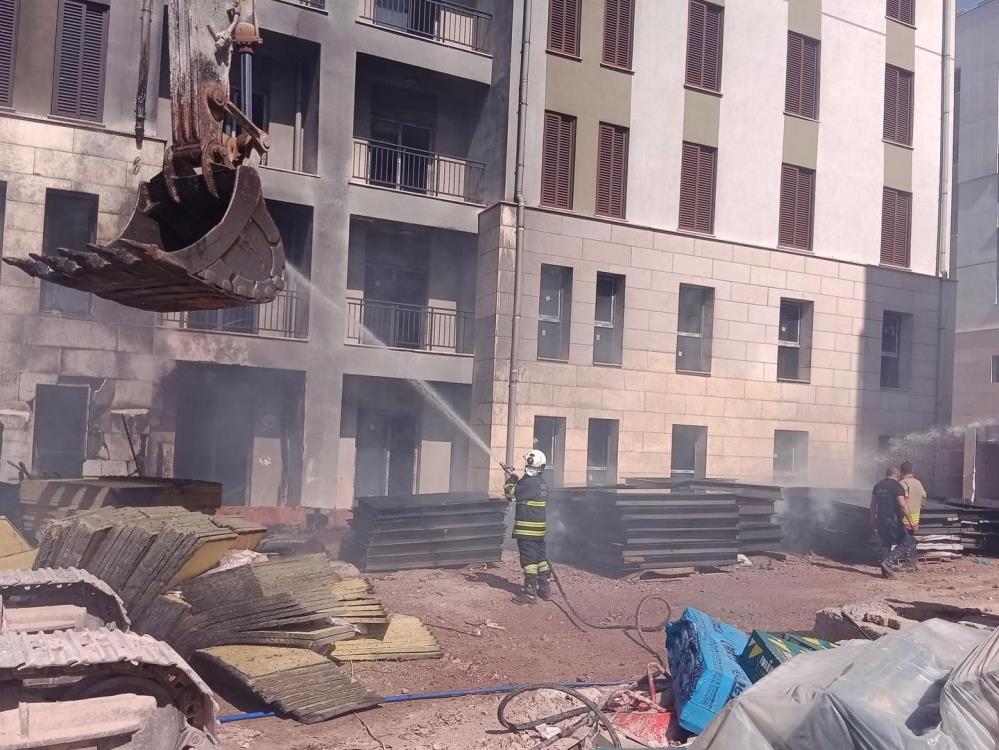 Hatay’ın Kırıkhan ilçesinde bir şantiyede çıkan yangın, itfaiye ekiplerinin hızlı