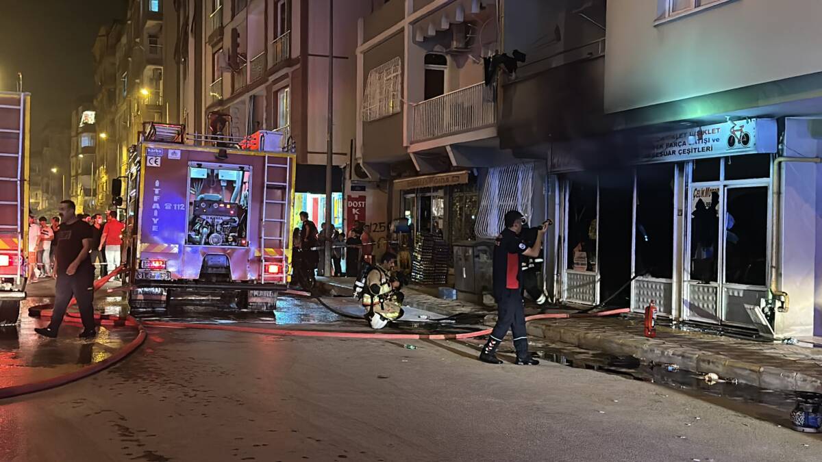 Hatay’ın İskenderun ilçesinde bir motosiklet tamircisinde çıkan yangın, itfaiye ekiplerinin