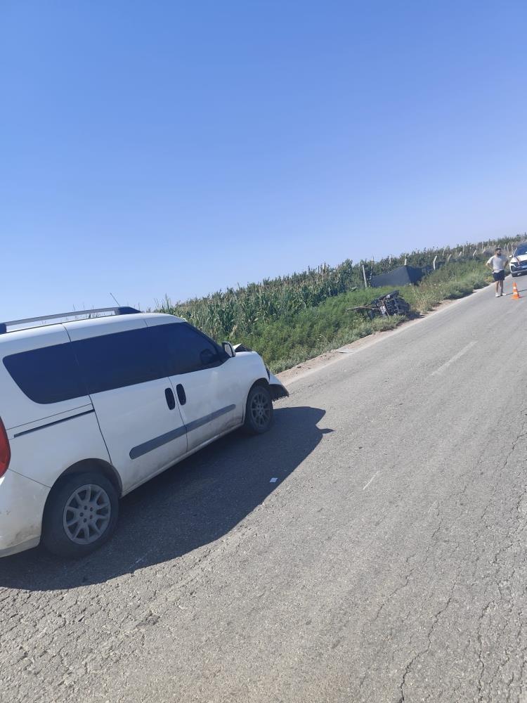 Hatay’ın Reyhanlı ilçesinde meydana gelen trafik kazasında hafif ticari araçla