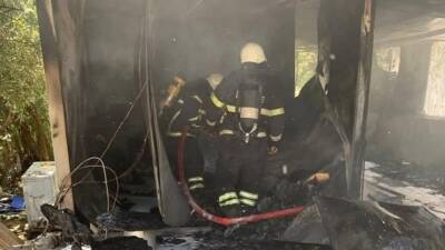 Hatay’ın Samandağ ilçesi Kurtdere Mahallesi’nde bir evin bahçesinde bulunan konteynerde
