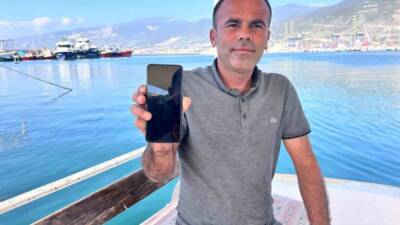 Hatay’ın İskenderun ilçesinde balıkçılık yapan Mehmet Öztürkoğlu, teknesiyle açıldığı Akdeniz’de