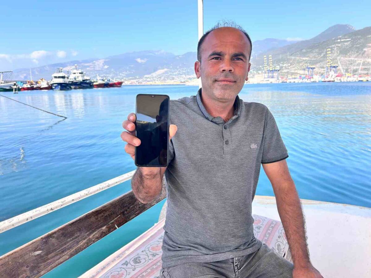 Hatay’ın İskenderun ilçesinde balıkçılık yapan Mehmet Öztürkoğlu, teknesiyle açıldığı Akdeniz’de