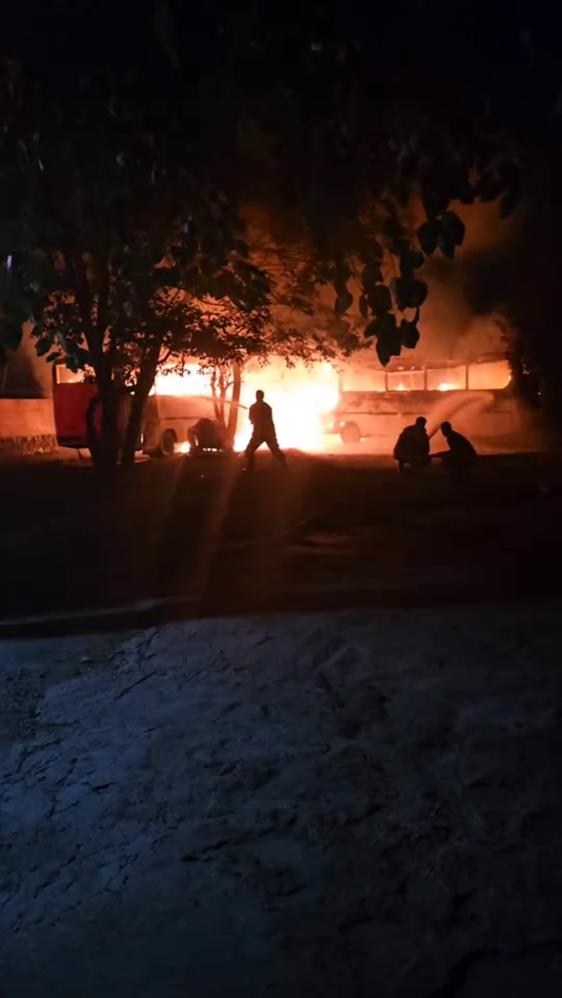 Hatay’ın Erzin ilçesinde gece saatlerinde meydana gelen yangın, kısa sürede