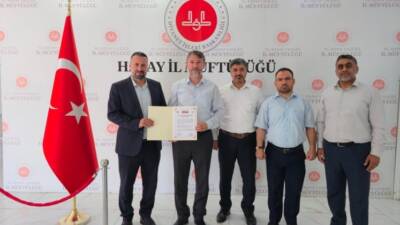 Yedi yıl boyunca Afrin Müftülük binasında dalgalanan bayrak, manevi bir