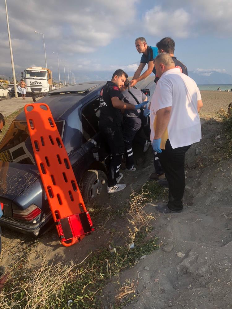 Hatay’ın Samandağ ilçesinde meydana gelen trafik kazasında, park halindeki araca