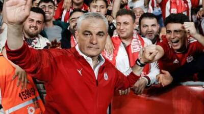 Spor camiasında nadir görülen bir durum yaşandı. Rıza Çalımbay, aynı