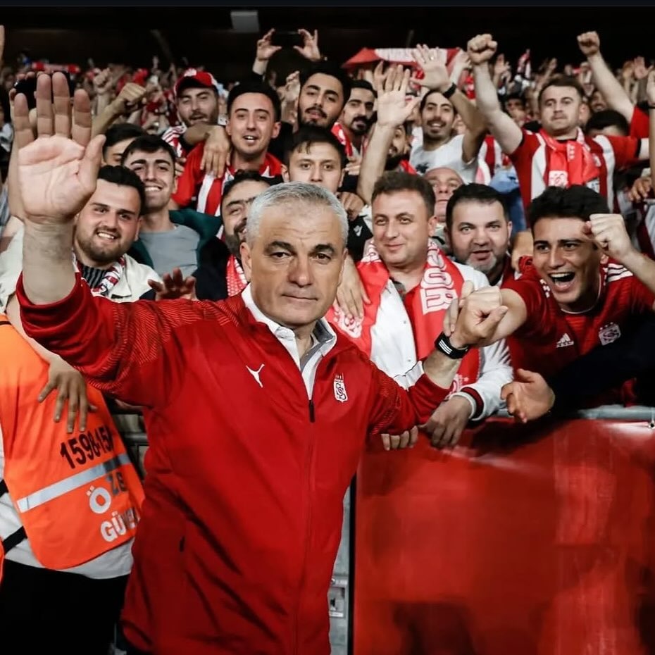 Spor camiasında nadir görülen bir durum yaşandı. Rıza Çalımbay, aynı