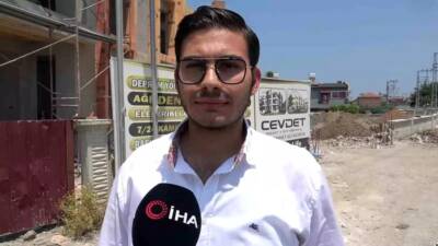 Hatay’ın Arsuz ilçesinde, 40 dereceyi bulan sıcaklıkta deprem konutlarında çalışan