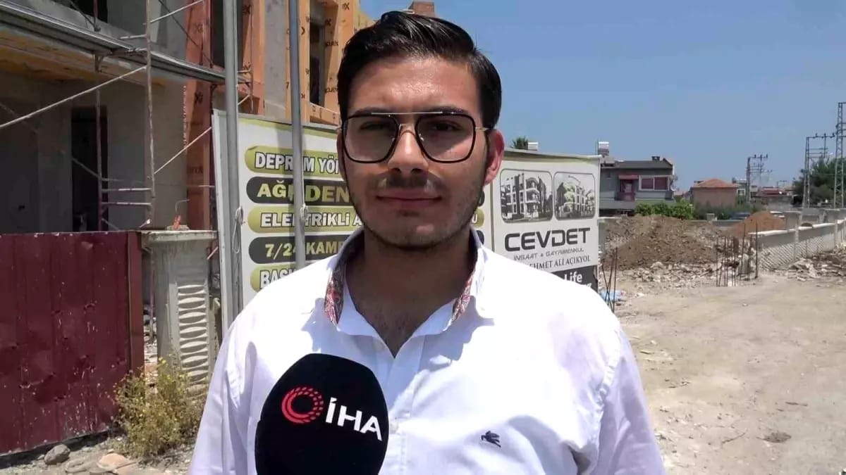 Hatay’ın Arsuz ilçesinde, 40 dereceyi bulan sıcaklıkta deprem konutlarında çalışan