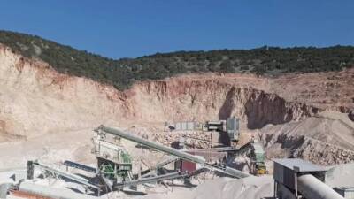 Hatay’ın Yayladağı ilçesine bağlı Bozlu Köyü, taş ocağından yayılan toz