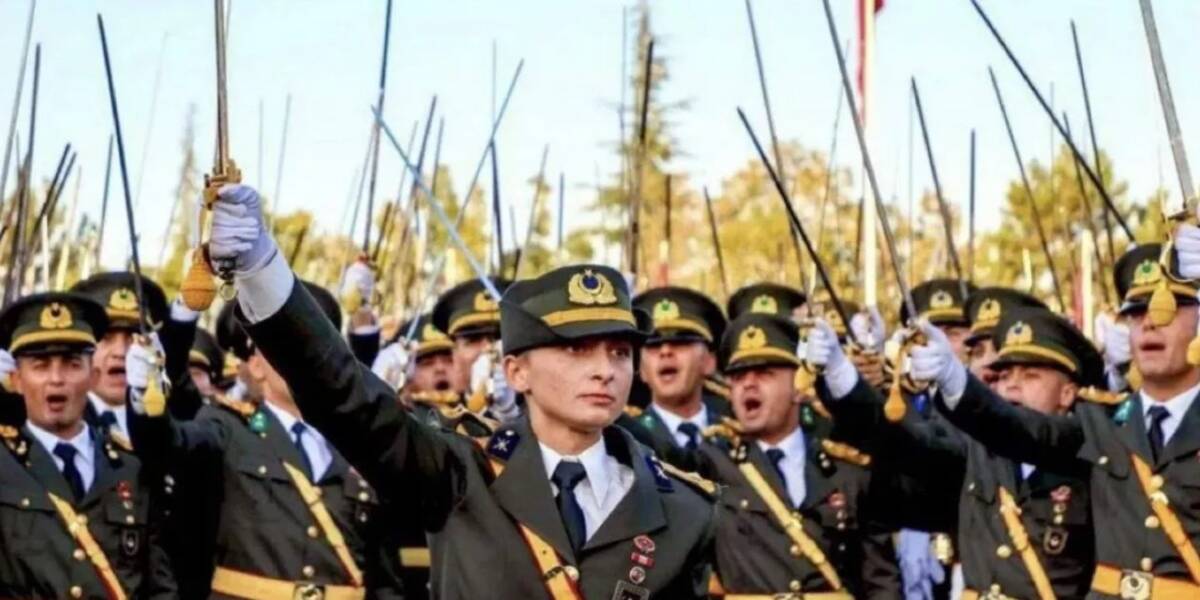Kara Harp Okulu’ndaki mezuniyet töreninde atılan slogan ve yapılan kılıçlı