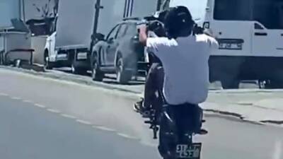 Hatay’da bir motosiklet sürücüsünün trafikte yaptığı tehlikeli hareketler, görenlerin yüreğini