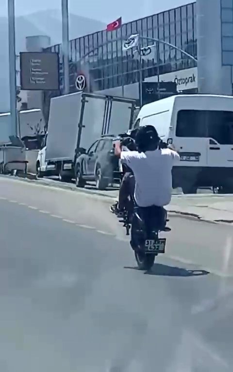 Hatay’da bir motosiklet sürücüsünün trafikte yaptığı tehlikeli hareketler, görenlerin yüreğini