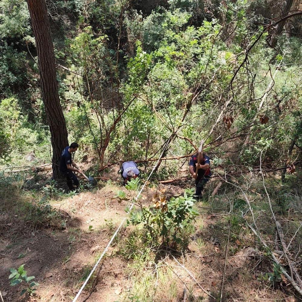 Hatay’ın Erzin ilçesinde ormanlık alanda dengesini kaybederek uçuruma yuvarlanan bir