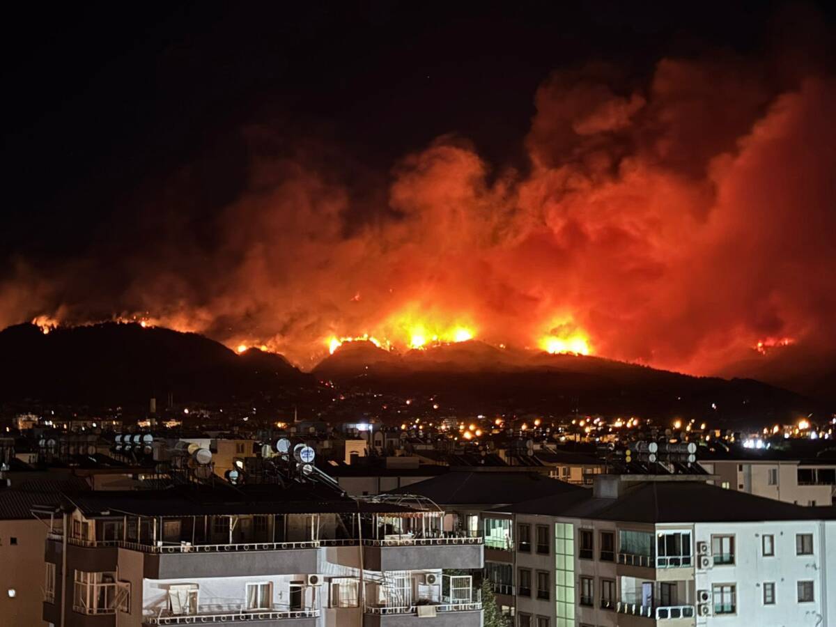 &nbsp; Hatay’ın Dörtyol ilçesinde çıkan orman yangınına havadan ve karadan