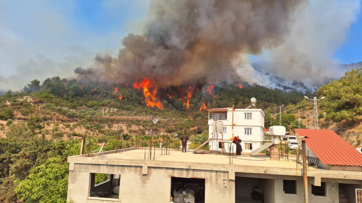 Hatay’ın Antakya ilçesine bağlı Alahan Mahallesi’nde devam eden orman yangını,