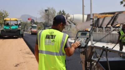 Hatay Büyükşehir Belediyesi (HBB), kent genelinde ulaşım altyapısını iyileştirme çalışmalarına