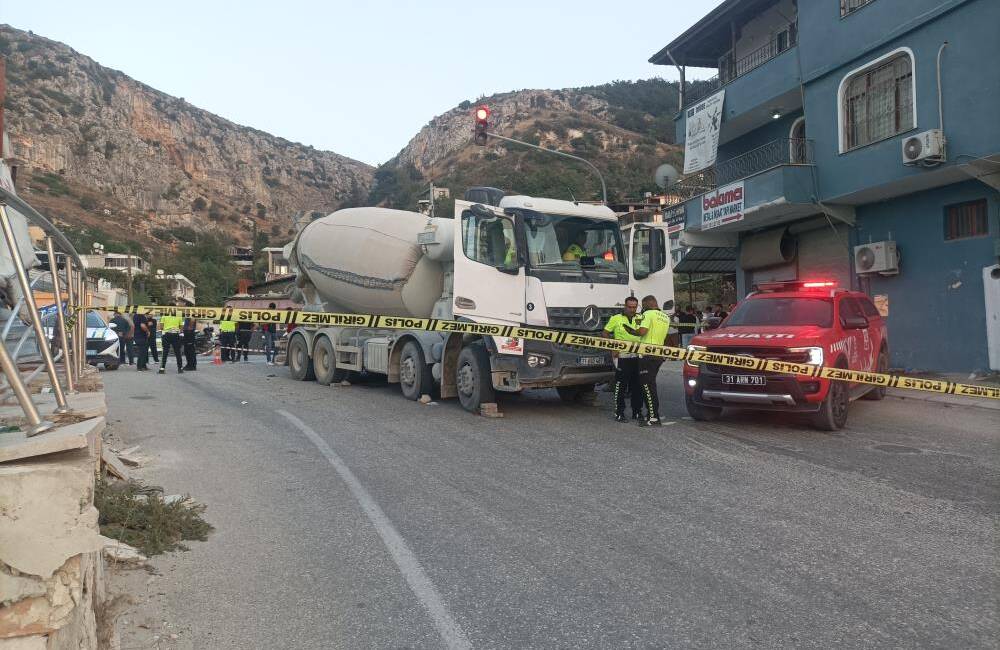 Hatay’da Feci Kaza: 2 Kişi Hayatını Kaybetti Hatay’ın Antakya ilçesinde beton mikseriyle motosikletin çarpıştığı trafik kazasında, biri