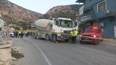 Hatay’ın Antakya ilçesinde beton mikseriyle motosikletin çarpıştığı trafik kazasında, biri